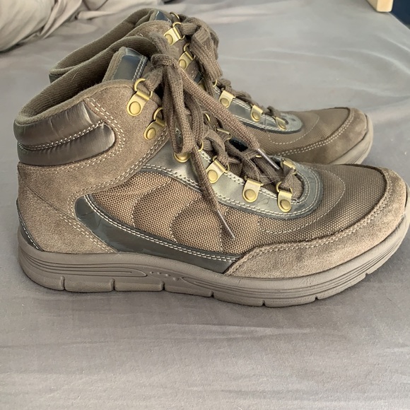 SOLD Easy spirit hiking boot - Picture 2 of 3